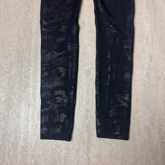 Spanx leggings black camo  Built in Contoured Power waistband tummy shaping - Picture 7 of 9